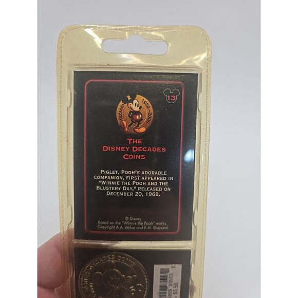 Disney Store Disney Decades Coin 1968 Piglet Factory Sealed - Picture 3 of 6